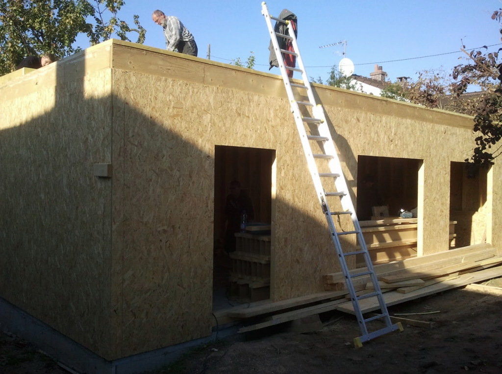 Les ouvriers sont sur le chantier de la maison bio