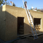 Les ouvriers sont sur le chantier de la maison bio